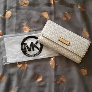 NWT Michael Kors Jet Set Wallet